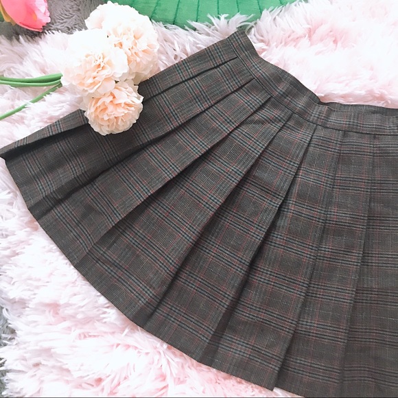90’s Style Mini Pleated Skirt - Picture 2 of 6